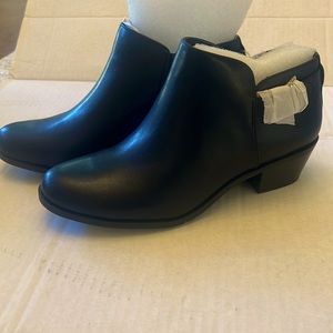 Vionic Millie   Never worn.  Sz 10 black